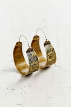 Circling back to the throwback trend #jewelry #Jewelryland.com Estilo Hippie, Golden Girls, Vintage Beauty, Pretty Jewellery, Round Earrings, Gold Hoop Earrings, Piercing Jewelry