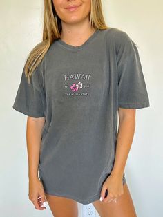 Meet our best seller : The embroidered Hawaii tee! So perfect for any occasion and it makes for the perfect summer beach or pool coverup. Model is wearing a size Large Chic Prom Dresses, Affordable Outfits, Spring Outfits Dresses, Cute Preppy Outfits, Shirts For Teens, Summer Dress Outfits, Lifestyle Clothing, Cute Everyday Outfits, Outfits For Women