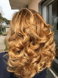 Honey Blonde Hair With Highlights Curly, Ginger Hair Inspiration, Ginger Hair With Highlights, Natural Hair Colors, Gorgeous Hair Color