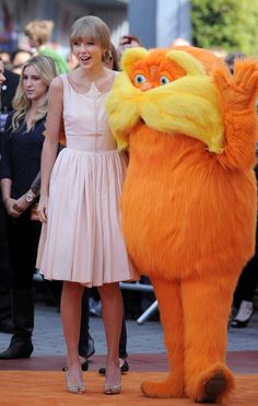 taylor swift and the cat in the hat pose for pictures on the red carpet at the premiere