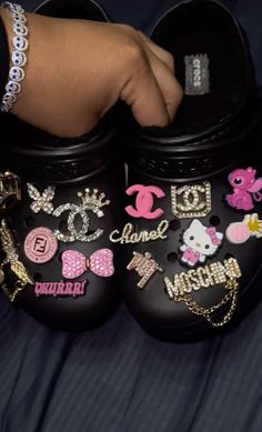 Croc Ideas Black, Black Crocs Aesthetic, Croc Decor Ideas, Decorated Crocs, Croc Ideas, Charms Aesthetic, Bedazzled Shoes