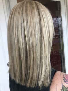 Platinum Blonde Hair Color, Cute Haircuts, Hair Creations, Platinum Blonde Hair, Long Layered Hair, Platinum Blonde, Medium Length Hair Cuts, Medium Hair, Blonde Hair Color