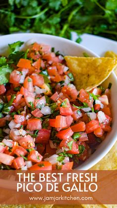 The best fresh Pico de Gallo with tortilla chips and cilantro Breakfast Pita, Mild Salsa, Chicken Taquitos, Condiment Recipes, Salsa Dip, Whole30 Recipes, Feeding A Crowd