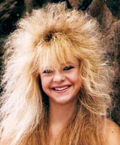 16 coupes de cheveux atroces qu'on ne voit plus aujourd'hui mais qui étaient totalement à la mode dans les années 80 ! Crimped Hair, I'm With The Band, Hair Photo