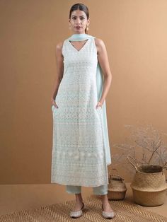 Chikankari Suits Sleeveless Kurti Designs, Simple Lace Dress, August Dress, Kurta With Dupatta, Georgette Suit, Kurta Patterns, Chikankari Suits, Churidar Designs, Simple Kurta Designs