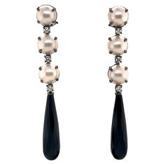 At the top of these earrings are three magnificent South Sea pearls, mabe pearls that evoke the mysteries and purity of the ocean. Their natural brilliance and generous size add a touch of grace and sophistication to this unique piece. Accentuating the splendour of the pearls, three exquisite diamonds totalling 0.420 carats are carefully set between the pearls to create a subtle and enchanting sparkle. These diamonds, of G colour and VS clarity, reflect the light dazzlingly, adding a touch of refined glamour to these earrings. The natural agate stone suspended from the centre of each earring adds a note of colour and contrast, creating a harmonious balance between classic elegance and uniqueness. Each agate is carefully selected for its exceptional beauty and quality, adding an artistic an Double Stud Earrings, Chandelier Earring, Pink Sapphire Earrings, Pave Diamond Earrings, Round Diamond Setting, Mabe Pearl, Hammered Earrings, Pearl And Diamond Earrings, Fine Art Jewelry