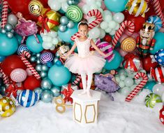 Christmas Balloons Backdrop | CatchMyParty.com Christmas Theme Photoshoot, Nutcracker Backdrop, Santa Photo Backdrop Ideas, Christmas Photo Background, Fun Christmas Photos, Christmas Party Backdrop, Photo Backdrop Christmas