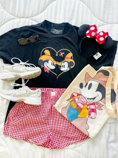 Disney Outfits Baddie, Aesthetic Disney T Shirt, Disney Shirts Aesthetic, Disney World Themed Outfits, Summer Outfits Theme Park, Vintage Disney Outfit Aesthetic, Disneyworld Outfit Summer Women, September Disney Outfits, Disney World Summer Outfits