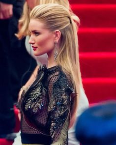 Rosie's Half-up do Celebrity Hairstyles Red Carpet, Prom Images, Ponytail Homecoming, Blond Rose, Hairstyles Straight, Hairstyles Ponytail, Red Carpet Hair, Pulled Back Hairstyles, Graduation Hairstyles