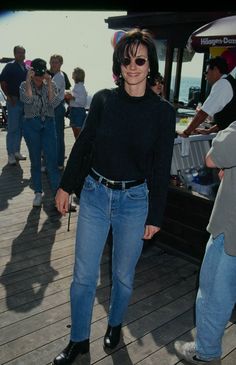 The Best 90's Celebrity Street Style 80s Casual Fashion, Fashion In The 80s, 90s Street Style, 90s Boots, 90’s Outfits, 90s Inspired Outfits, Iconic Looks, Original Supermodels, Meg Ryan