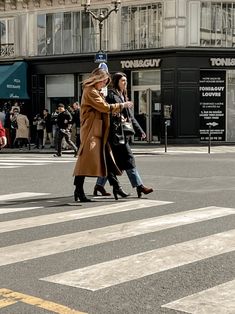 Everyday Parisian Street Style With 25 Outfits | La Vie On Grand Classic French Outfits, Most Comfortable Sneakers