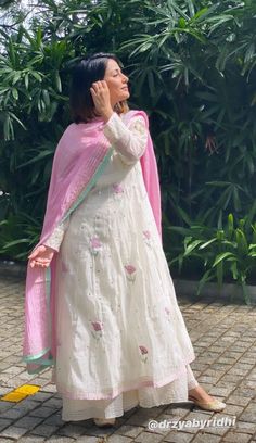 Elegant Kurtas For Women, Trendy Outfits Indian, Casual Indian Fashion, Desi Fashion Casual, Pakistani Fancy Dresses, Modest Dresses Casual