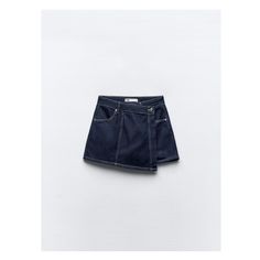 Skort with a high waist with front pockets and back patch pockets. Front hidden zip and button closure.