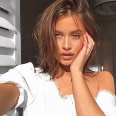 Qui est Lexi Wood, la nouvelle petite amie de Brooklyn Beckham ? Lexi Wood, Hair Lights, Underlights Hair, Best Natural Makeup, Brown Blonde Hair, Natural Makeup Looks, Light Hair, Eco Conscious, Hair Cut