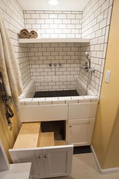 a bathroom with a sink, toilet and bathtub