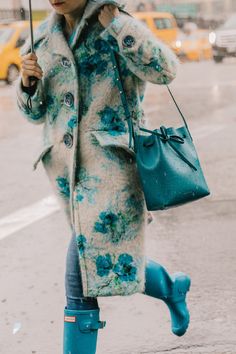 STREETSTYLE Street Style #NYFW / Día 4 How To Wear Kimono, Spring Collage, Jenny Walton, Best Rain Boots, Raincoat Outfit, Collage Vintage, Raincoats For Women, Olivia Palermo