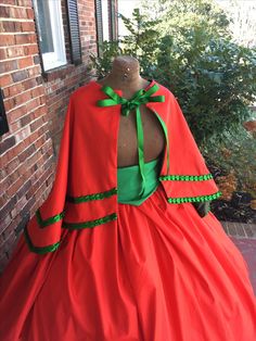 Beautiful Red w/Green accents 100% cotton cape set http://www.cumberlandriversutlery.com/poppy-red-wgreen-civil-war-cape-setdickens-costume.html Christmas Carolers Costumes, Caroler Dress, Mrs Claus Outfit, Elf The Musical, Choir Dresses, Diy Cape, Blue Jean Purses, Dickens Christmas, Kawaii Clothes Goth