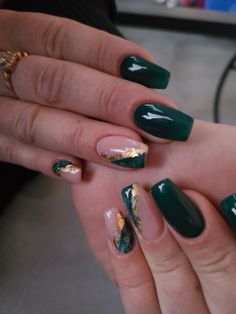 Gold And Emerald Nails Ideas, Nail Design Green And Gold, Dark Emerald Green Nails Design, Army Green Nails With Gold, Dark Green Nail Art Designs, Nails Inspiration Green And Gold, Gel Nails Green And Gold, Emerald And Gold Nails Short, Wedding Nails Dark Green