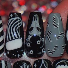 Sydney Petty on Instagram: "#gothnails #winternails #christmasnails #snownails #pressonnails #nails #nailart #nailinspo" Winter Nail Designs Black, Gothic Xmas Nails, Goth Thanksgiving Nails, Christmas Horror Nails, Goth Xmas Nails, Gothic Winter Nails, Goth Holiday Nails, Scary Christmas Nails, Black Holiday Nails Christmas