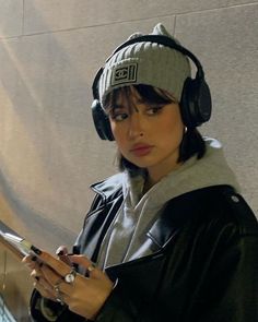 Short Hair Headband, Headphone Outfit, Beanie Outfit, Wearing Headphone, Fashion Girly, Girl With Headphones, 일본 패션, Pretty Faces, Black Headphones