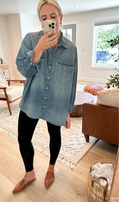 Chambray Shirt Work Outfit, Leggings Work Outfit Spring, Denim Shirt Work Outfit, Chambray Shirt Outfit Winter, Denim Shirt Outfit Work, Chambray Shirt Outfit For Work, Oversized Chambray Shirt Outfit, Chambray Shirt Outfit Spring, Denim Work Outfits Women