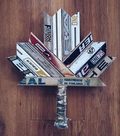 a bouquet made out of old baseball cards on a wooden table with the words al in it