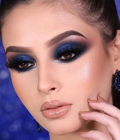 Eye Makeup Cut Crease, Blue Makeup Looks, Dark Makeup, Blue Eyeshadow, Blue Makeup, Makeup Pictures