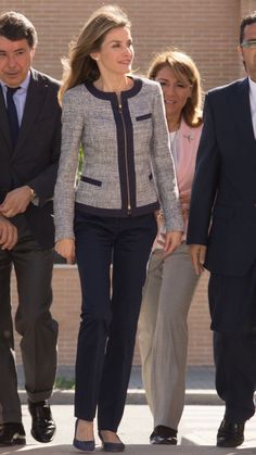 Queen Letizia Outfits, Princess Letizia, Corporate Fashion, Pink Suit, Hollywood Fashion, Flowing Skirt, Tweed Blazer