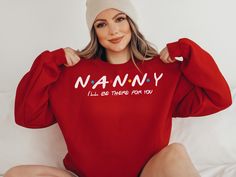 Oma Shirt, Oma Geschenk, Nana Geschenk, beste Oma aller Zeiten, Schwangerschaftsgeschenk, Oma Shirt, Babysitter Geschenk, Nanny Danke Geschenk, Muttertag Geschenk, Nanny Life Crewneck, bestes Nanny jemals Geschenk, Babysitter Crewneck, lustiges Nanny Crewneck ♥Alle Shirts von TheCambridgeDresser werden auf Bestellung handgefertigt, nur für Dich! ★GRÖßENANPASSUNG ★ Größe & Farbtabelle ist im Bild. Dieses Sweatshirt ist unisex sizing. Das bedeutet, es fällt etwas größer aus als typische Frauenhemd Gift For Nanny, Granny Shirts, Nanny Life, Babysitter Gifts, Best Grandma Ever, Nanny Gifts, Best Grandma, Nana Gifts, Pregnancy Reveal