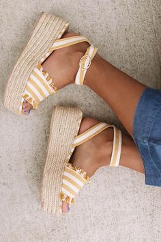 Outfit Con Huaraches, Gold Block Heels, Heels Aesthetic, Black Strappy Heels, Yellow Shoes, Dream Shoes, Trendy Shoes