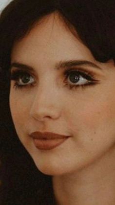 "Oh Christmas brow, oh Christmas brow, how lovely are your arches... 60s Glamour Makeup, Wedding Makeup 60s, Old Hollywood Eyeliner, Old Fashion Makeup Looks, 60a Makeup, 60s Hooded Eye Makeup, Penny Lane Makeup, Old Hollywood Makeup Hooded Eyes, 1920 Eye Makeup