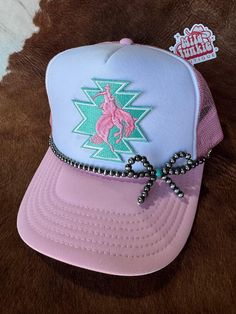 chains are made with two clasps ends size fits standard trucker hat sizing Faux pearls  HAT NOT INCLUDED Leo Suter, Paint Therapy, Hat Chain, Hat Bar, Hat Diy, Summer Craft, Patriotic Tees, Pearl Bow, Turquoise Stones