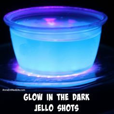 glow in the dark jello shots with text overlay that reads, glow in the dark jello shots