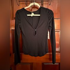 Free People Long Sleeve Tee Deep Black Size Small V Neck Keyhole 58% Cotton 38% Modal 4% Spandex Back Collar To Hem 21” Ptp 15” Smoke & Pet Free Home Casual Tops With Thumbholes For Night Out, Beaded Shirt, Free People Long Sleeve, Crochet Shirt, Boho Casual, Deep Black, Denim Top, Dot Dress, Deep V Neck