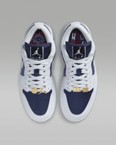 This special edition AJ1 is all about varsity and versatility. Smooth leather, shiny satin and a chenille tongue patch set you up with a premium look. And MJ's collegiate colors? Well, they complement so many of your future 'fits. Shown: Football Grey/White/Gym Red/Midnight Navy Style: FZ8778-044