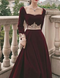 Schwarzes A-Linien-Ballkleid, Vintage-Kleid, Halloween-Party-Kleid, bodenlang, langärmlig, Rundhalsausschnitt, Herbst-Hochzeitsgast-Samt mit Applikationen Elegant Vintage Wedding, Valentine's Day Dress, डिजाइनर कपड़े, Wedding Guest Formal, Velvet Evening Dress, Valentines Day Dresses, Fall Wedding Guest Dress, Vintage Black Dress, Party Kleidung