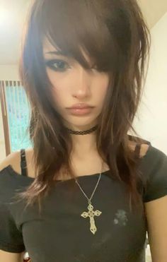 Emo With Brown Hair, Long Hair Cut Layer, Goth Hairstyles Women, Black Blonde And Brown Hair, Wolfcut Hair Bangs, Emo Bangs Hairstyles, Side Part With Fringe, 2000s Goth Hair, Emo Fringe Haircut