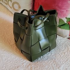 Anthropologie Olive Green Vegan Leather Bag. 6" Wide X 8" Tall Confident Outfit, Anthropologie Bags, Green Tote Bag, Green Tote, Green Purse, Printed Handbags, Vegan Leather Bag, Green Bag, Green Fashion