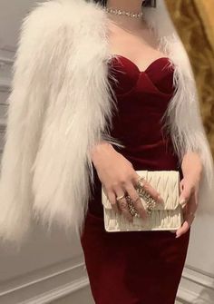 Met Gala Outfits, Casino Dress, Elegante Y Chic, Blouse Casual Fashion, Pretty Prom Dresses, فستان سهرة, Hollywood Glam, White Fur, Feminine Aesthetic