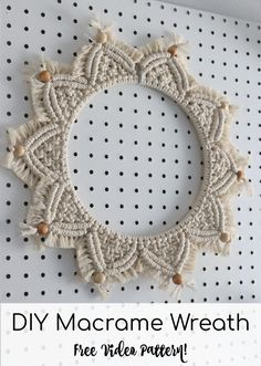 a crocheted wreath hanging on the wall with text overlay that reads, diy macrame wreath free video pattern