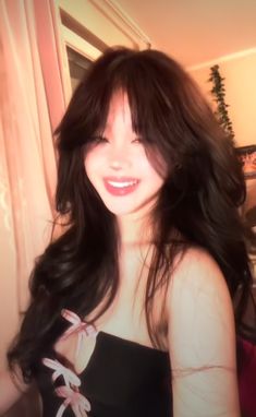 Pretty Asians With Black Hair, Super Long Hair With Bangs, Hair Ideas Asian, Pretty Girls With Dark Hair Long, Hair Inspo Medium Length, Hair Inspo Style, Bangstyle Hair Long, Messy Black Hair, Black Hair Woman