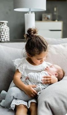 Newborn Family Pictures, Newborn Sibling, Sibling Pictures, Foto Newborn, Baby Fotografie, Newborn Family Photos, Sibling Photography, Newborn Baby Photoshoot, Newborn Baby Photos