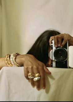 Golden Brunette, Mode Rihanna, Drømme Liv, Catty Noir, Plakat Design, Photographie Inspo, Golden Girl, Jewelry Lookbook, How To Pose