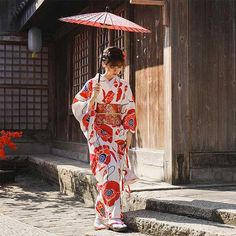 Red And White Kimono, Kimono Robes Pattern, Japanese Fashion Trends, Japanese Pants, Modern Kimono, Traditional Japanese Kimono, Island Outfit, White Kimono, Traditional Kimono