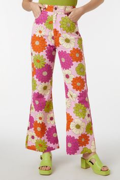 pink Flower Power Outfit, Toothpaste Kisses, Flower Power Fashion, 70s Summer, Bright Outfit, Pocket Craft, Outfits 70s, Patterned Pants, Groovy 70s