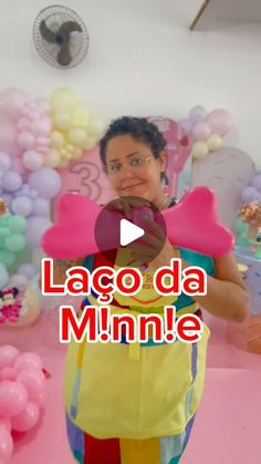 a woman standing in front of balloons with the words lago da minnie on it