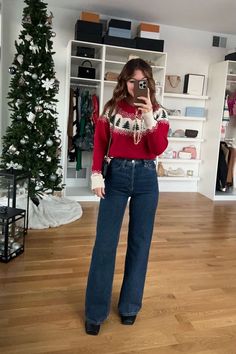 Christmas Outfits Hot Weather, Casual Christmas Sweater Outfits, Red Shirt Christmas Outfit, Christmas Outdoor Outfits, Christmas Outfit Green Pants, Casual Christmas Party Outfit For Women Jeans, Outdoor Christmas Outfits, Basic Christmas Outfits, Christmas Party Outfits Casual Classy