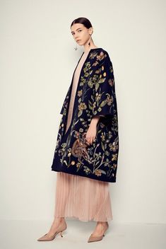 That dark midnight blue cocoon coat with lovely flower embroidery over a nude pleated chiffon dress and nude pumps with kitten heels. A breathtaking classical elegant look from DIOR Fall Winter 2018.19 Haute Couture Collection Embroidery Flower Dress, Mode Kimono, Stylish Fashion, Autumn Fashion Women, Couture Collection, Womens Fashion Trends, Flower Dresses, Elegant Woman