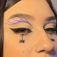 Halloween Inspired Eyeliner, Simple Halloween Makeup Looks Eyeliner, Fall Graphic Liner, Hallowen Meka Up, Graphic Eyeliner Halloween, Pumpkin Eyeliner, Simple Halloween Eyeliner, Halloween Graphic Liner, Simple Halloween Makeup Looks For Work