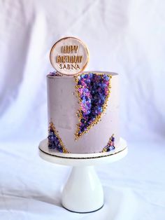 Purple gold blue pink happy birthday cake food photography Gem Stone Birthday Cake, Crystal Geode Cake, Geode Cake Birthday, Purple Geode Cake, Purple Buttercream Cake, 40th Birthday Cake For Women, Celestial Birthday, Glitter Birthday Cake